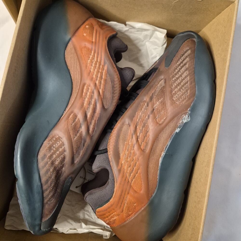 Adidas Yeezy 700 V3 Copper Fade Glow Brown/Black Men’s Size 10 GY4109 w/ Box